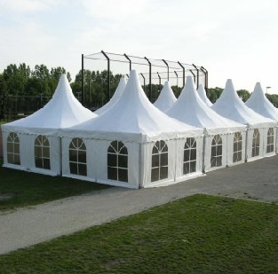 Pagodetenten vormen een tent van 10m x 20m www.algonkin.nl